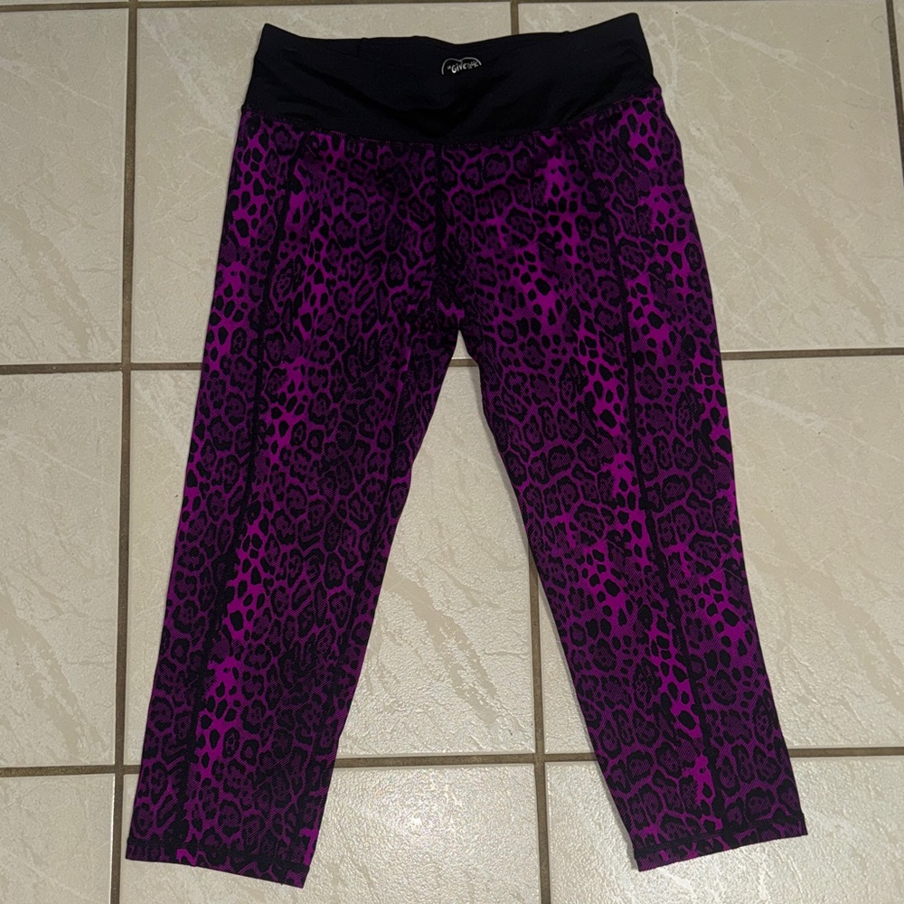 Betsey Johnson Performance M Cropped Leggings in Cheetah Purple Gym Yoga